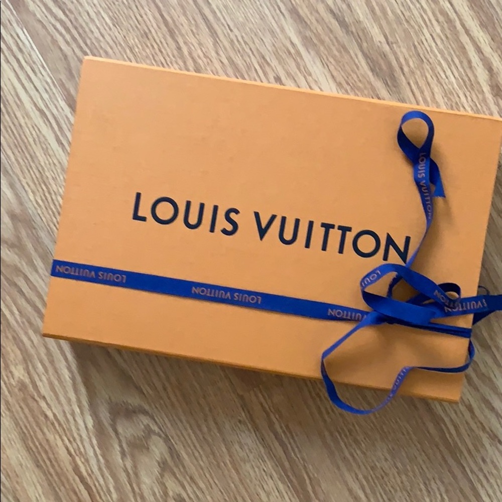 Louis Vuitton Box + ribbon